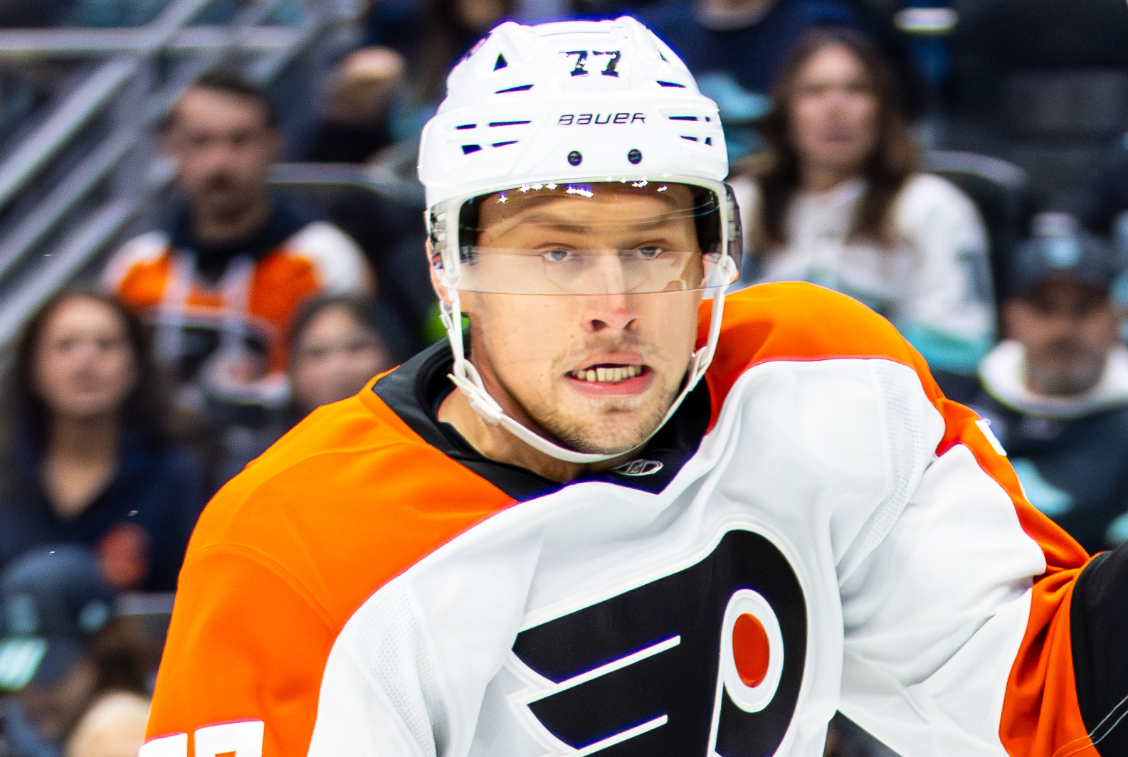 Portrait recadré d'Erik Johnson en chandail de hockey