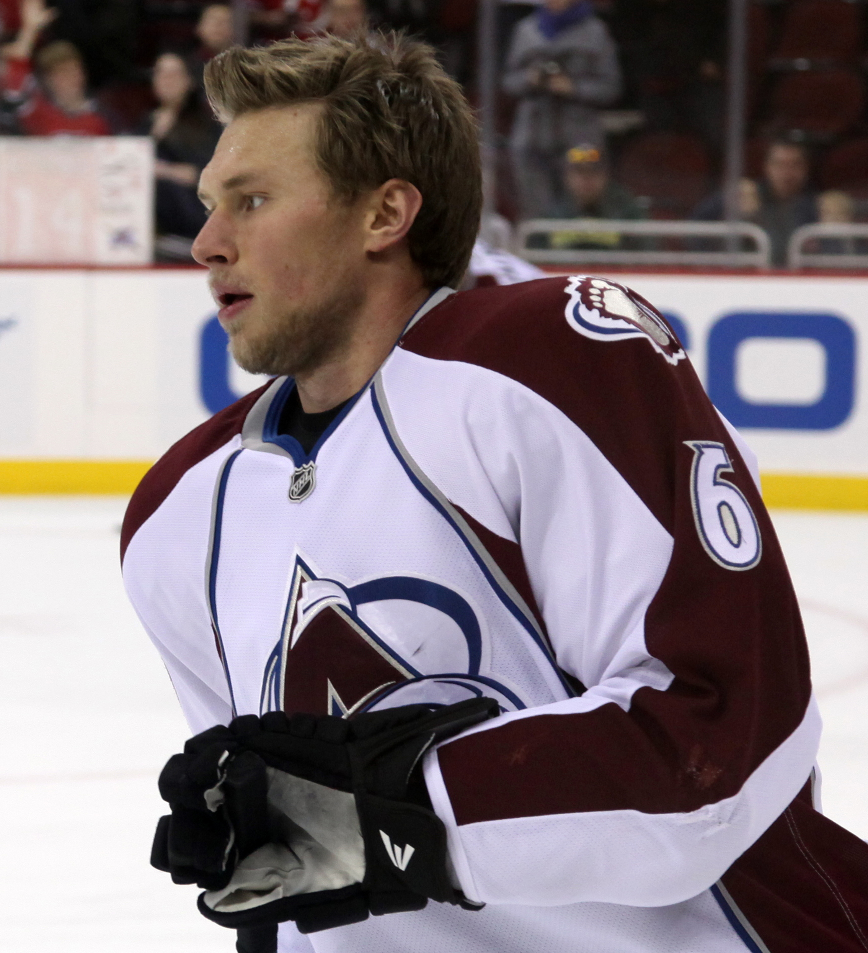Erik Johnson en action avec l'Avalanche en novembre 2014