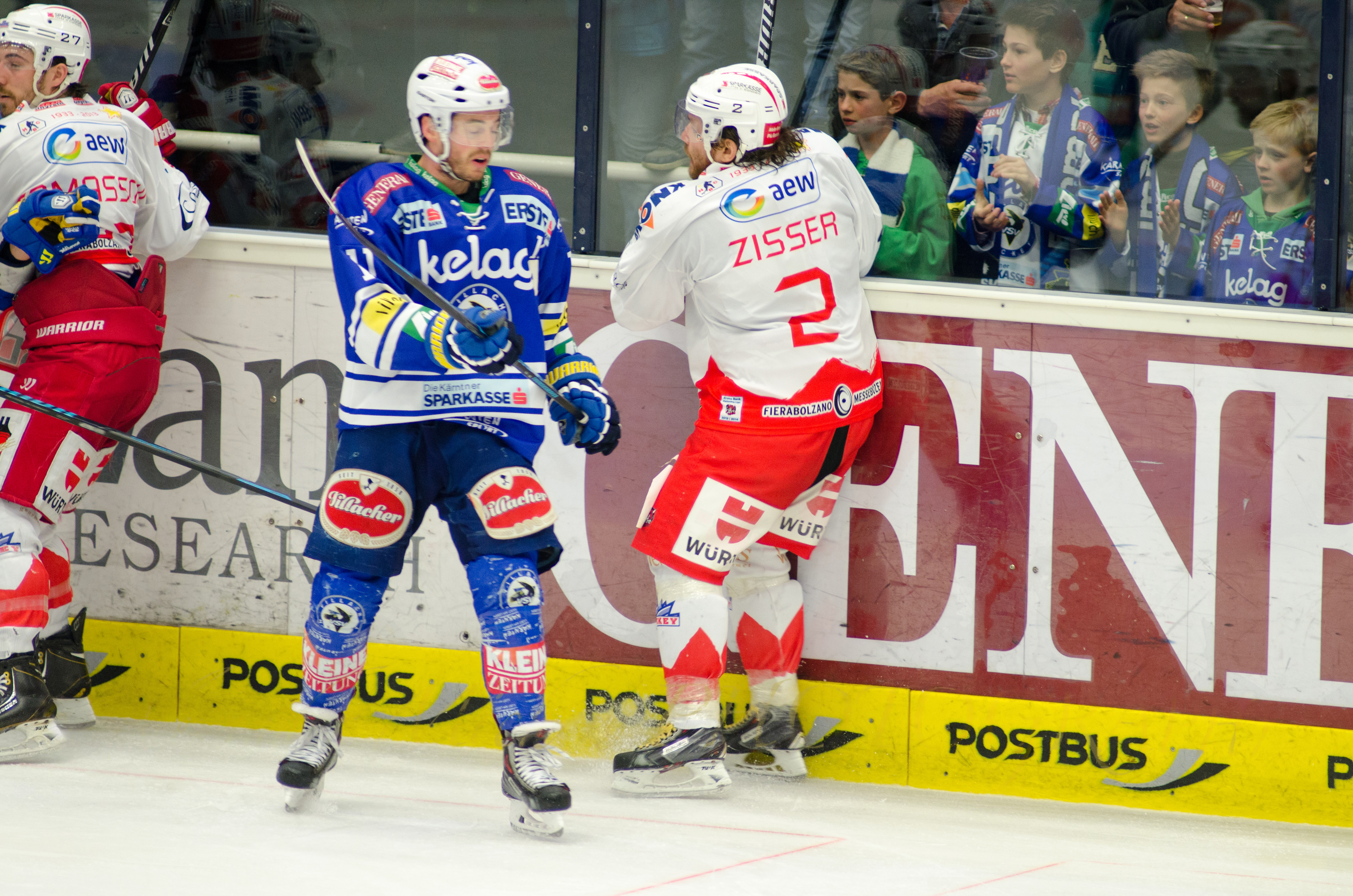 Derek Ryan (VSV) facing Stefan Zisser