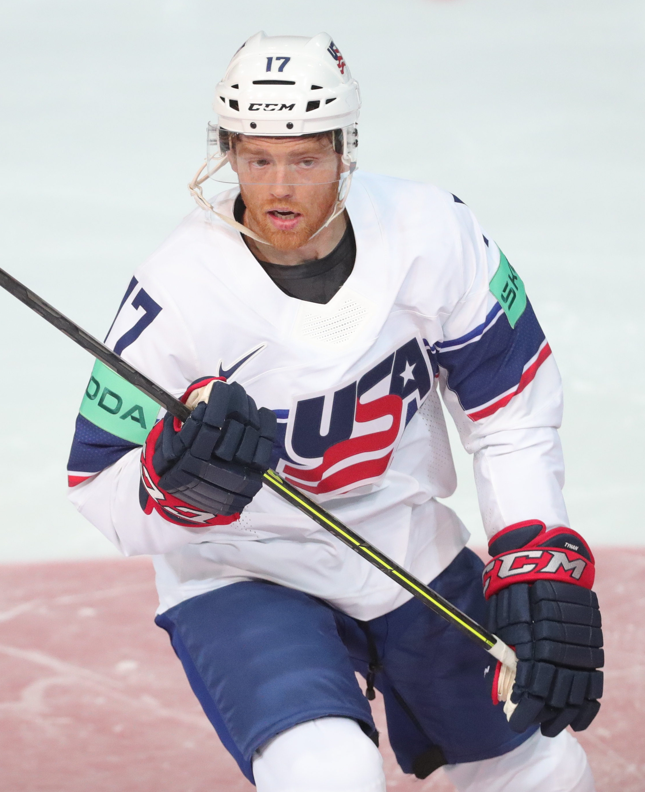 T.J. Tynan en uniforme des États-Unis sur la glace