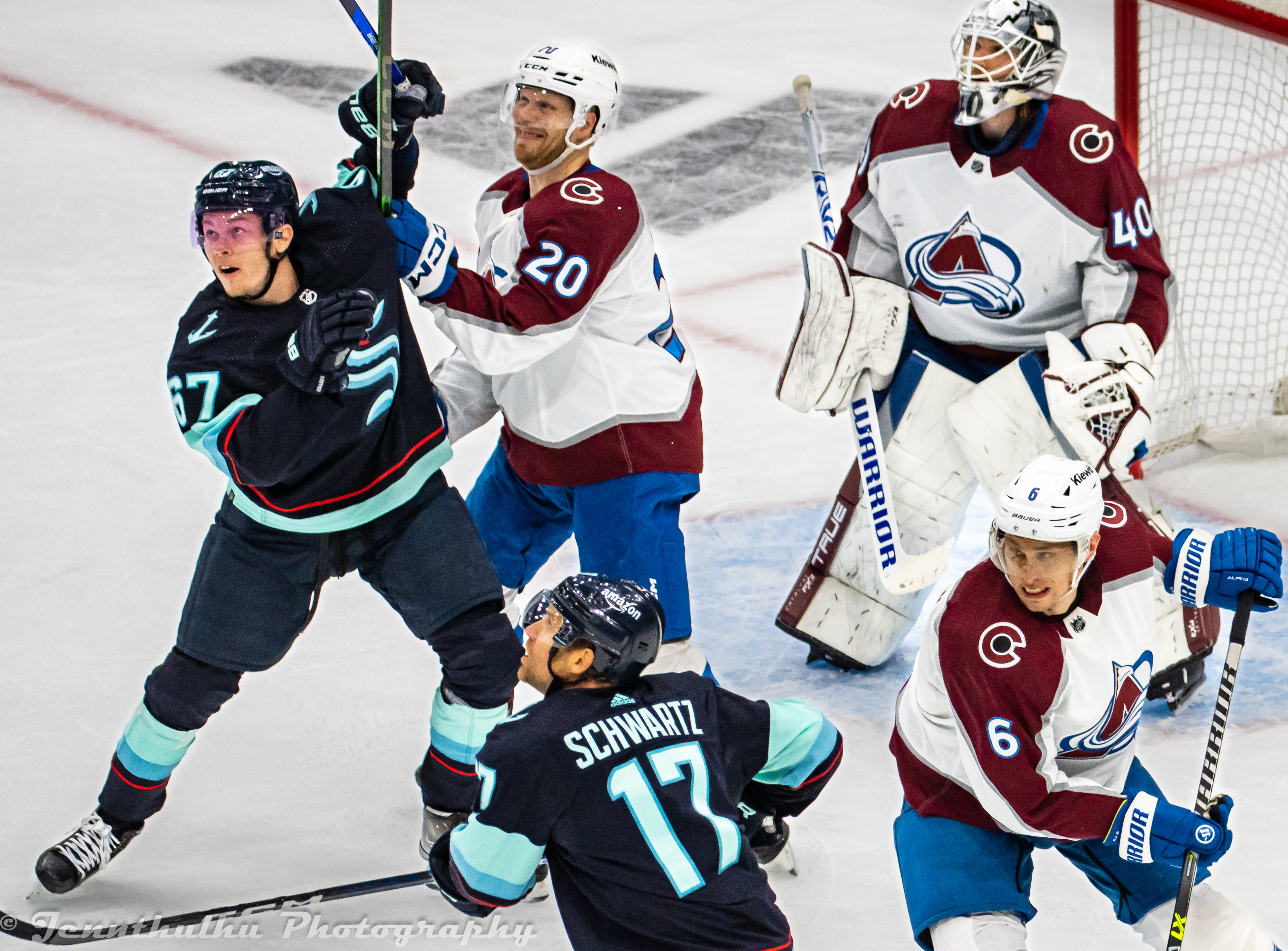 Erik Johnson avec ses coéquipiers lors du match des séries 24 avril 2023