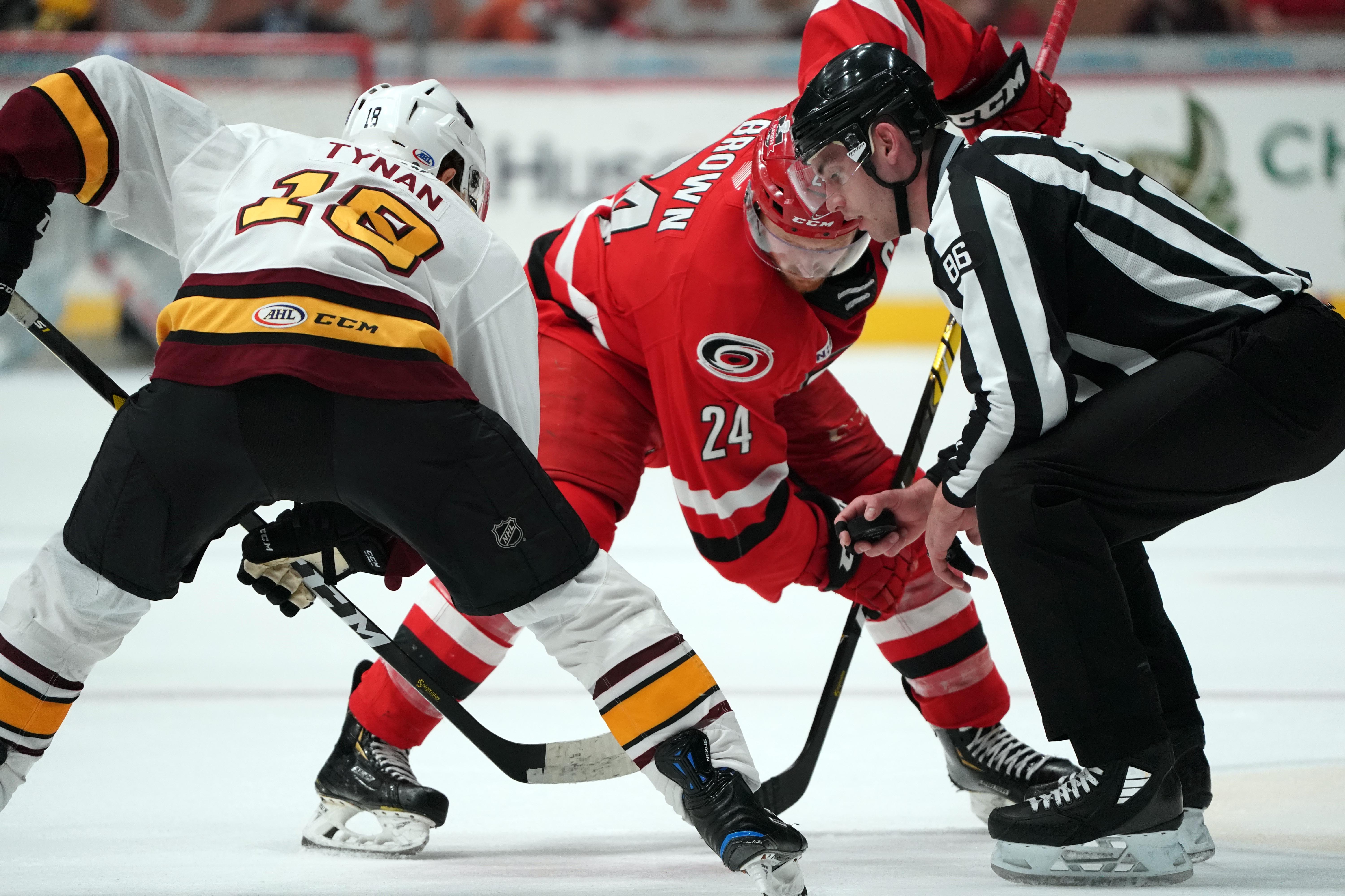 T.J. Tynan lors d'une mise au jeu pendant la finale de la Coupe Calder 2019