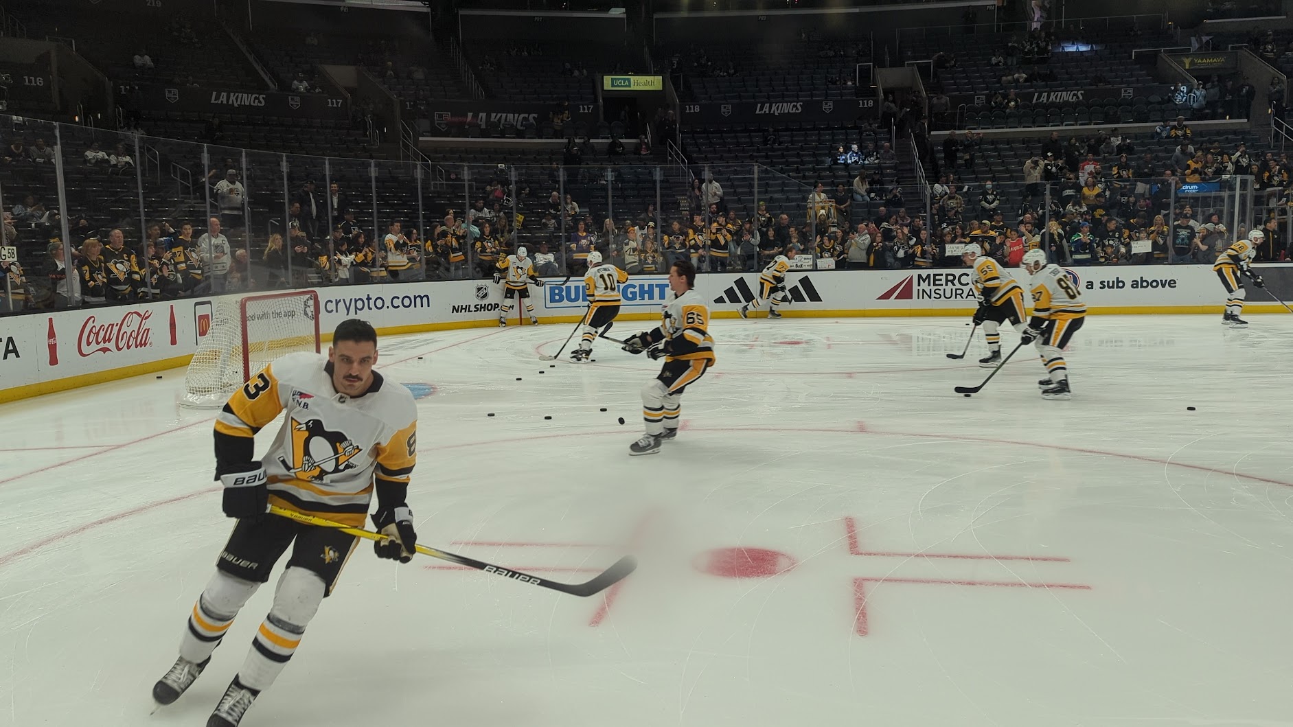 Matt Nieto warming up with the Penguins on November 9, 2023