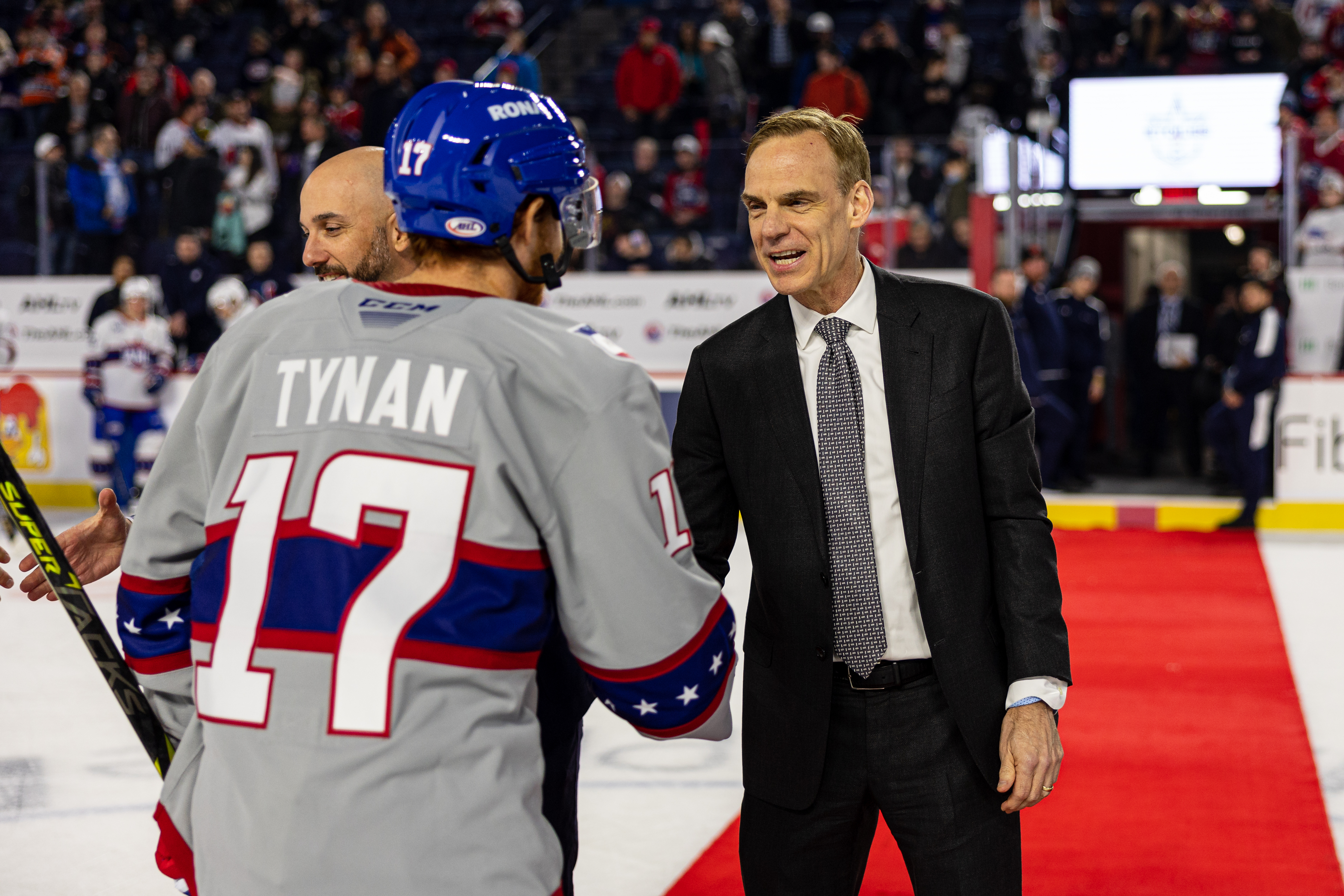 T.J. Tynan aux côtés de Scott Howson lors du AHL All-Star Classic