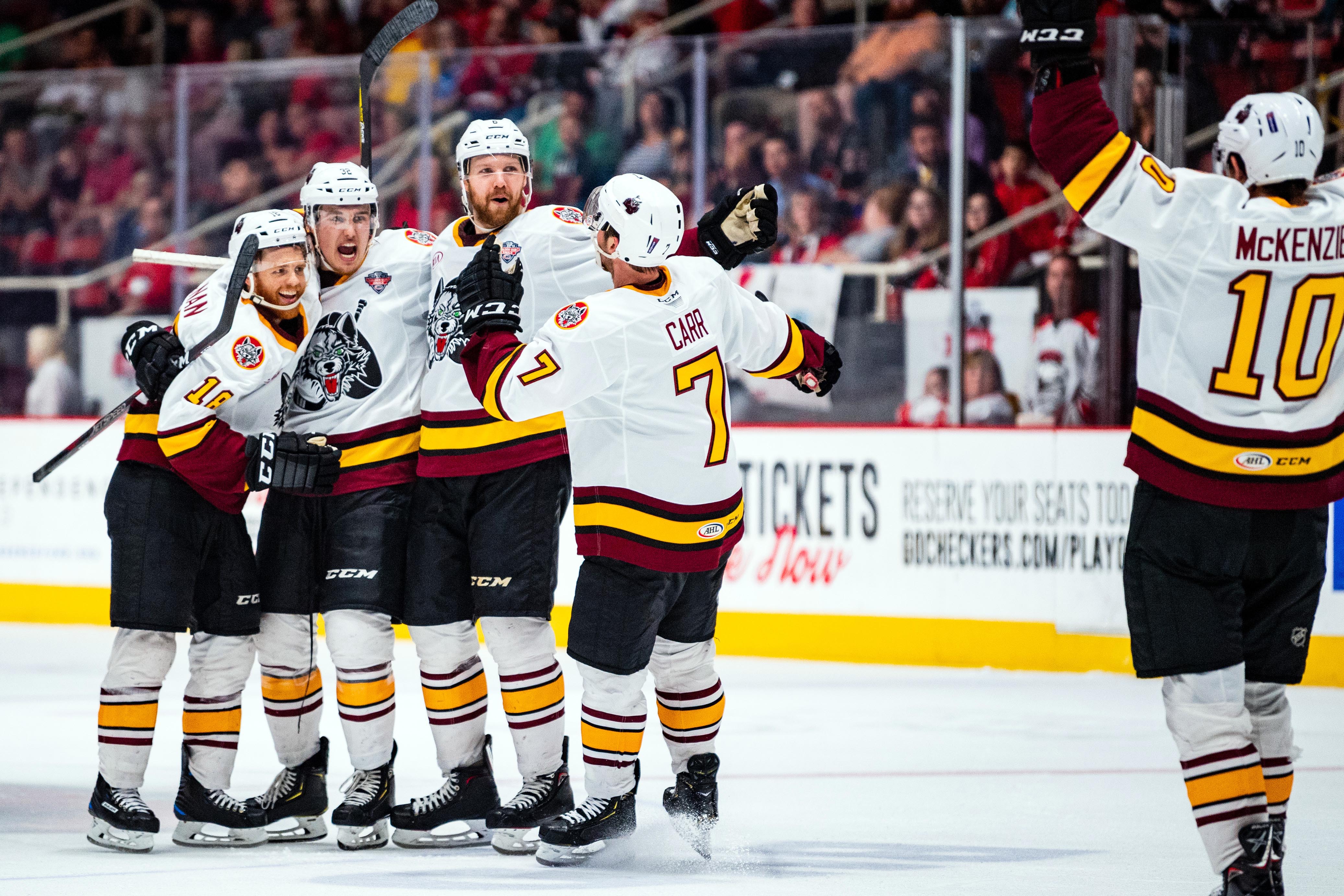 T.J. Tynan avec plusieurs coéquipiers lors du match 1 des finales de la Coupe Calder 2019