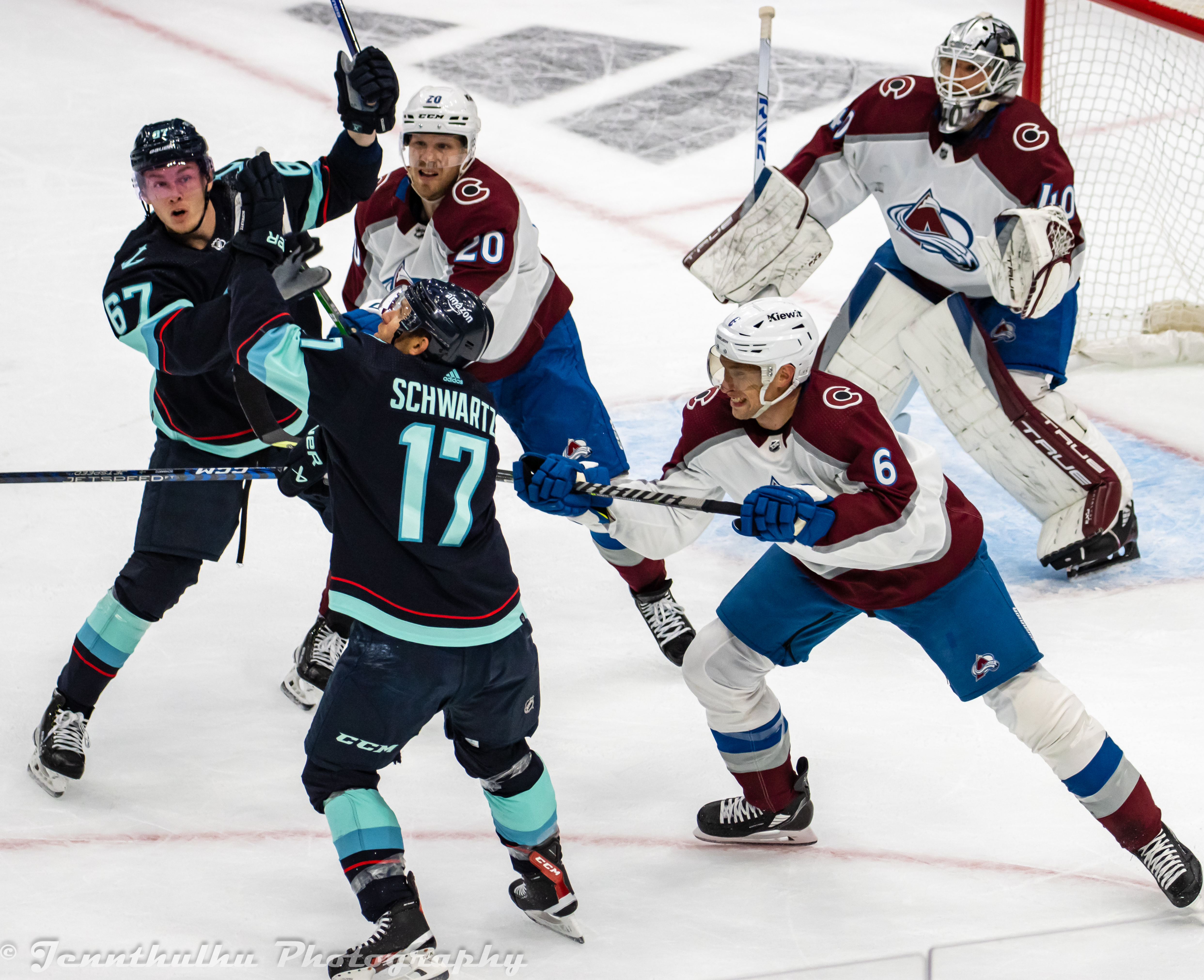 Erik Johnson entouré de coéquipiers pendant le match des séries 24 avril 2023