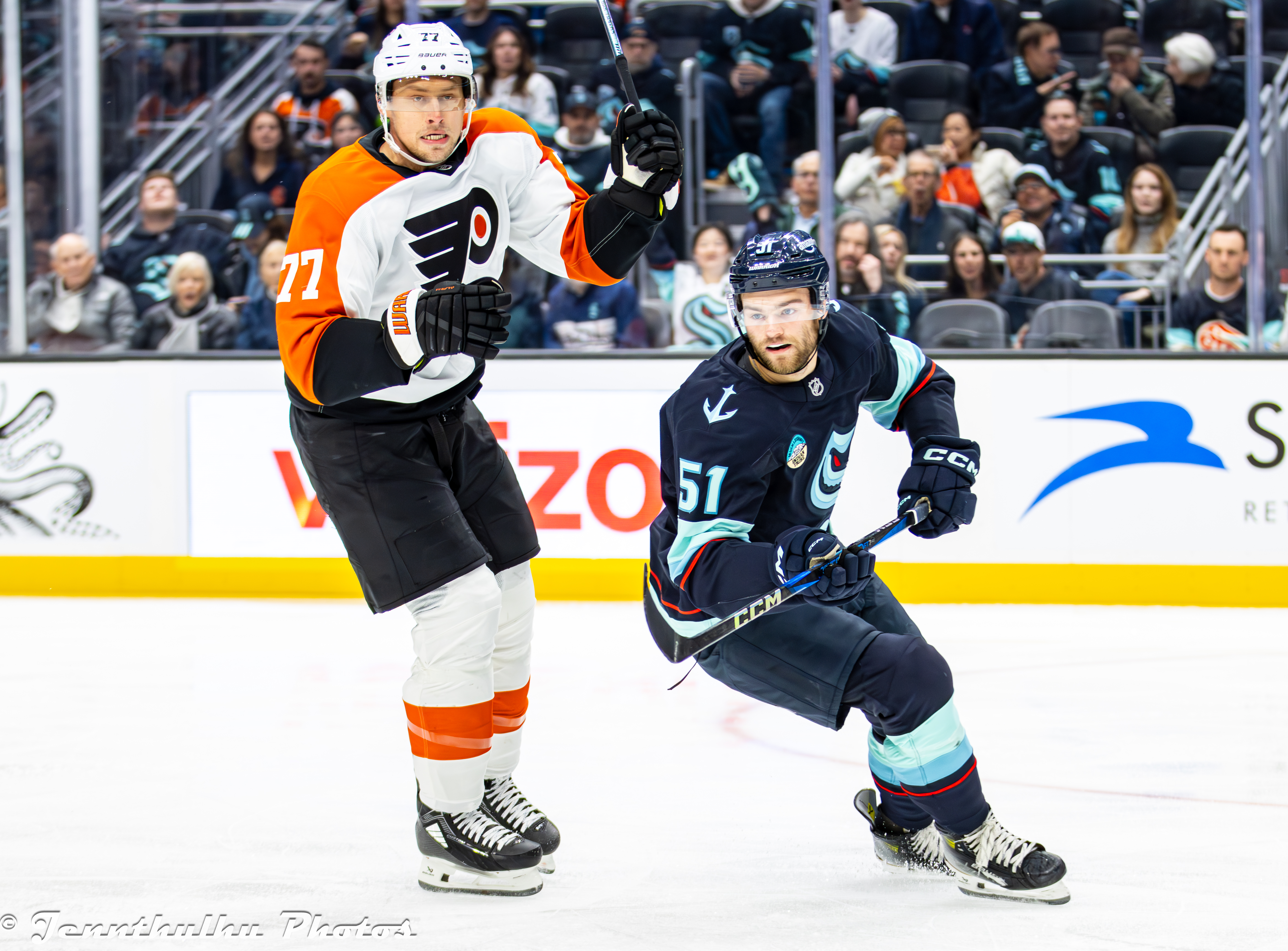 Shane Wright et Erik Johnson côte à côte en tenue de hockey