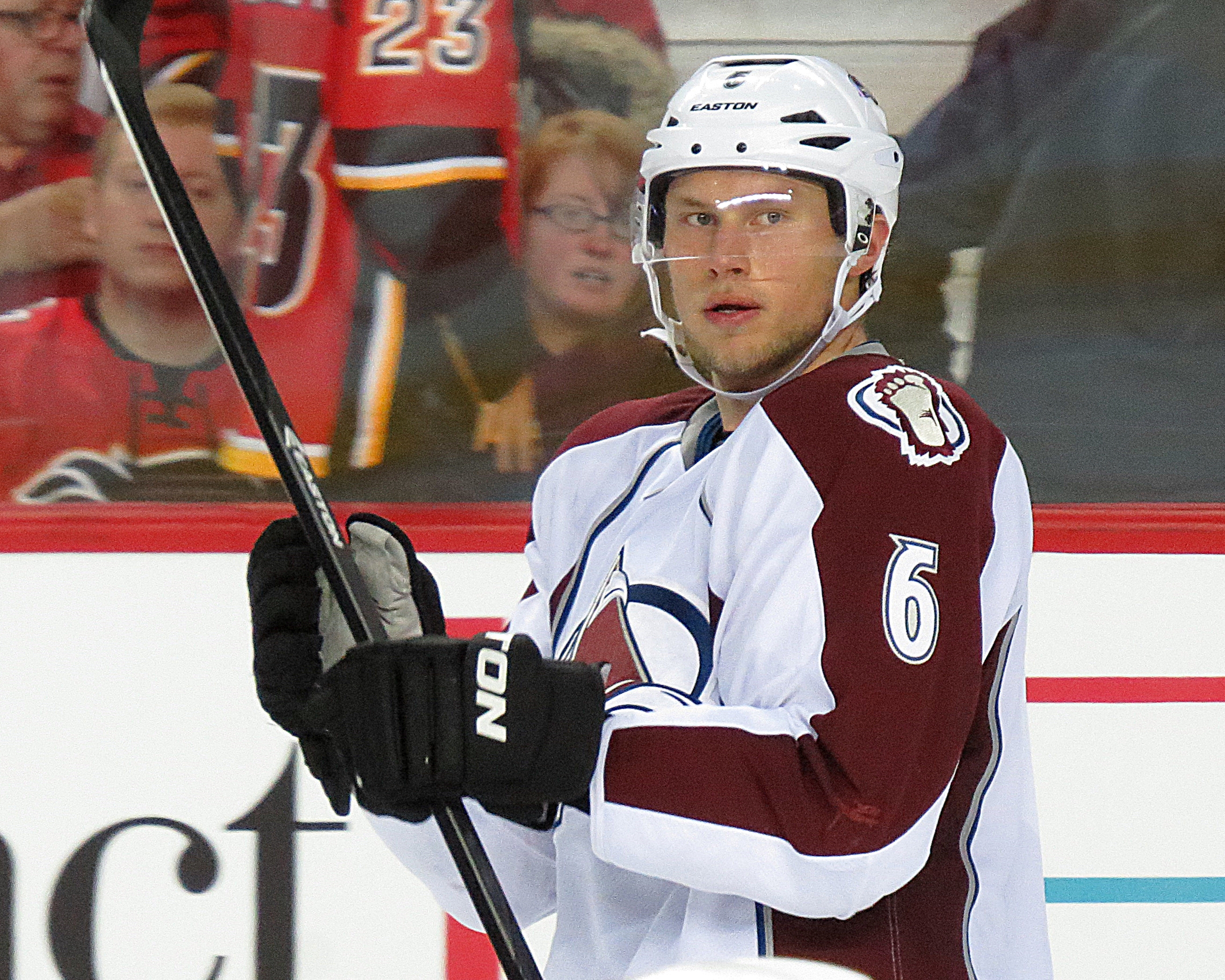 Erik Johnson défendant pour Colorado pendant la saison 2013–14